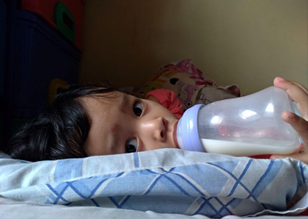 Gigi budak cepat rosak sebab tidur dengan botol susu.