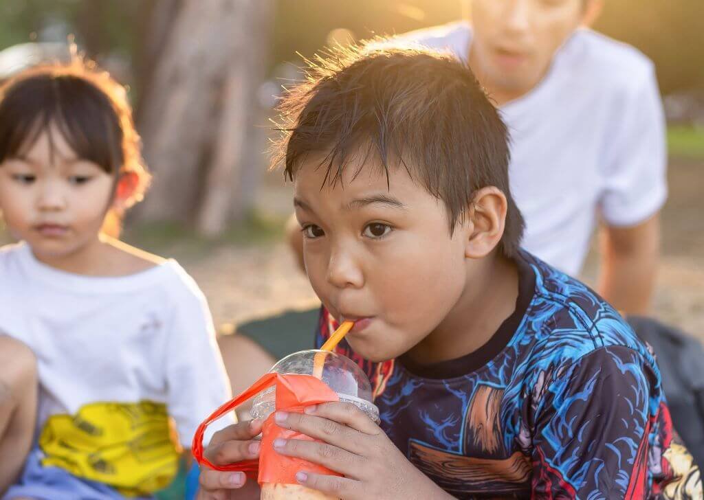 Budak suka minum air manis dan tak kuat minum air kosong akan menyebabkan gigi cepat rosak.