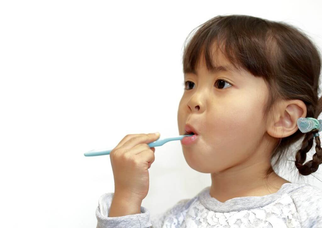 Gigi budak cepat rosak sebab tak pandai gosok gigi. 