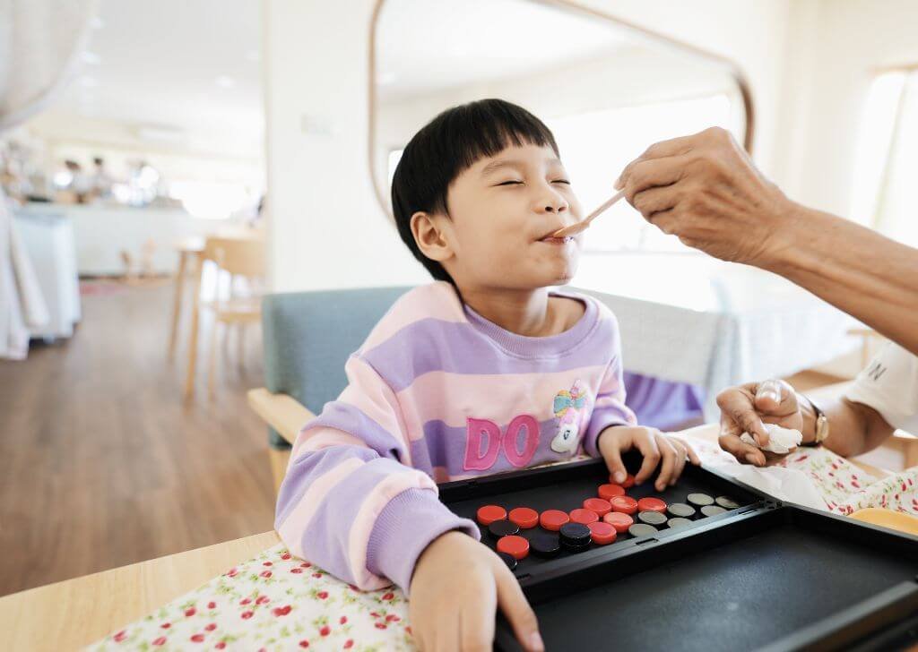 Gigi budak rosak cepat sebab anak suka makan gula gula.